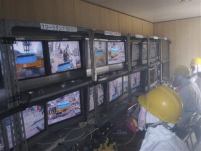 Công nhân tại nhà máy điện hạt nhân Fukushima I, ngày 11/3, một tháng sau thảm họa động đất/sóng thần.
